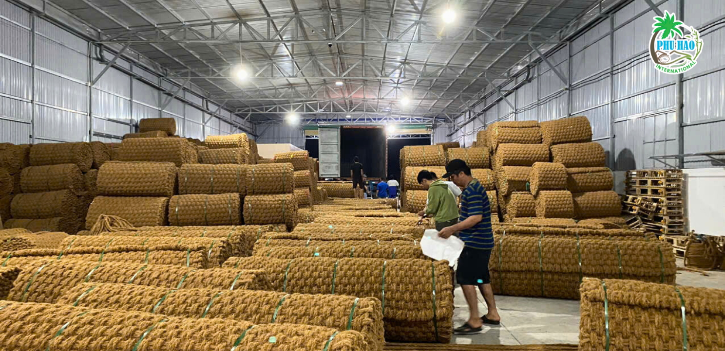 Introduction to the Loading Activity of Coir Mats at Phu Hao Factory