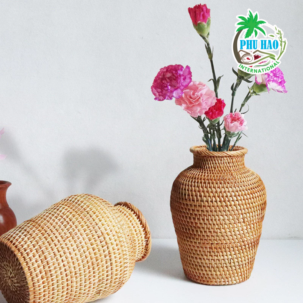 402004 Natural Rattan Vase Perfect For Cozy Living Spaces
