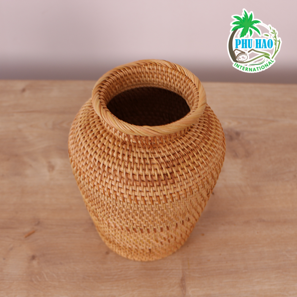402004 Natural Rattan Vase Perfect For Cozy Living Spaces