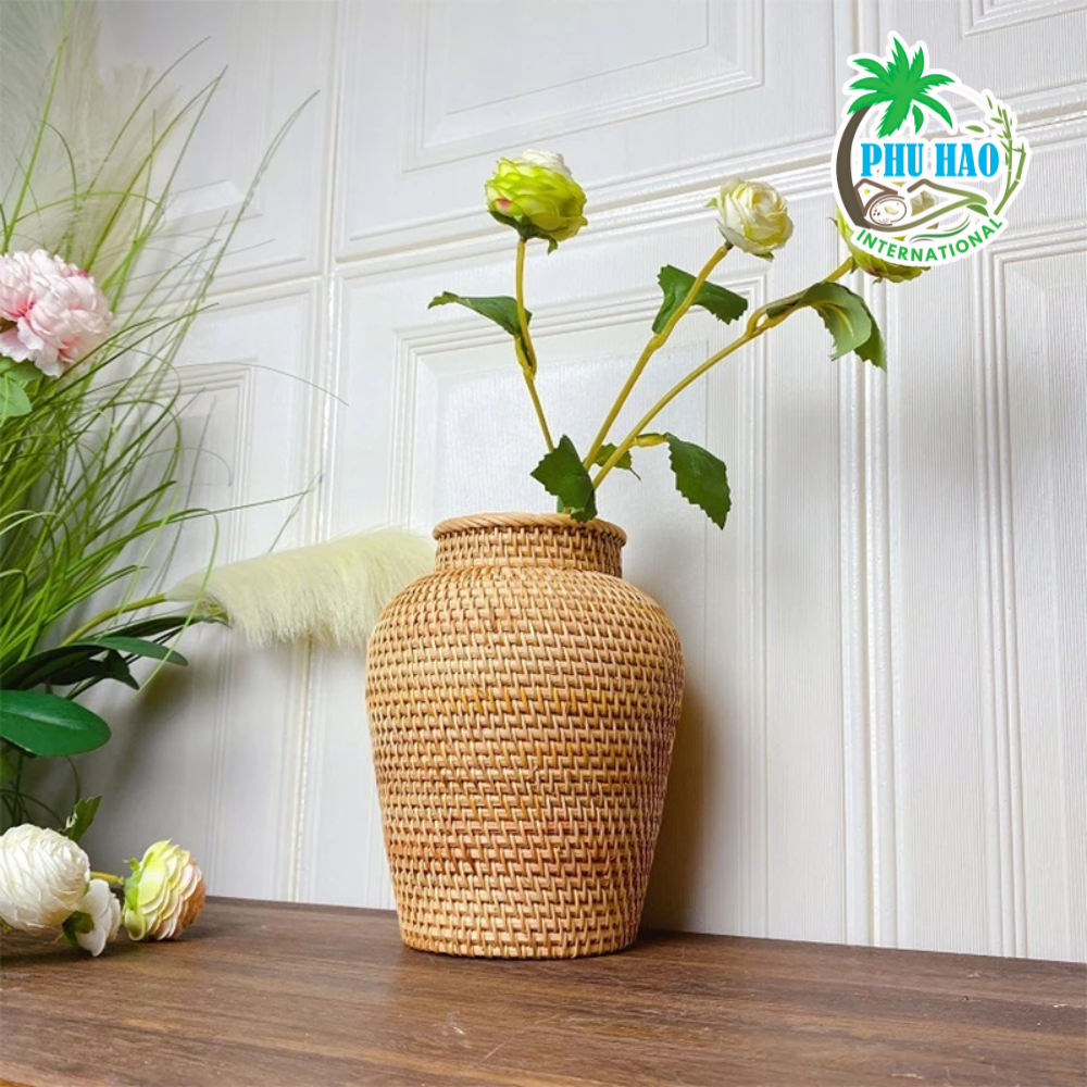 402004 Natural Rattan Vase Perfect For Cozy Living Spaces