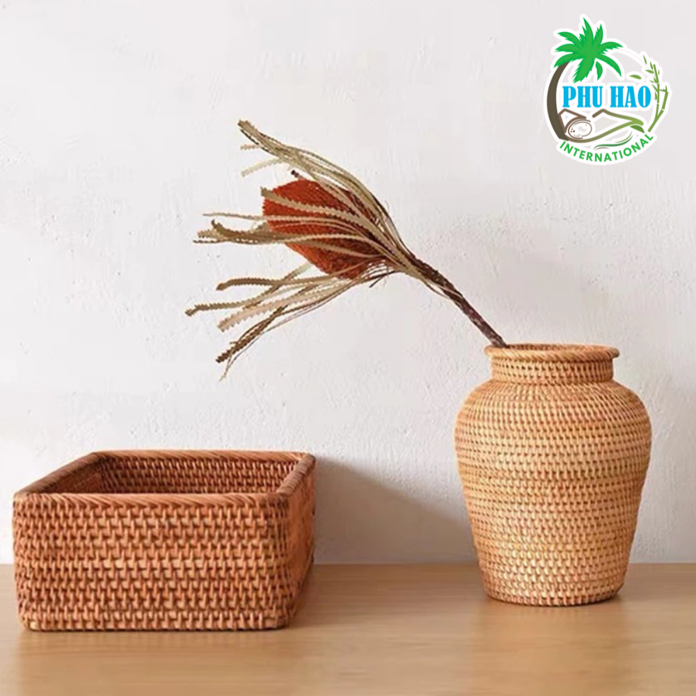 402004 Natural Rattan Vase Perfect For Cozy Living Spaces