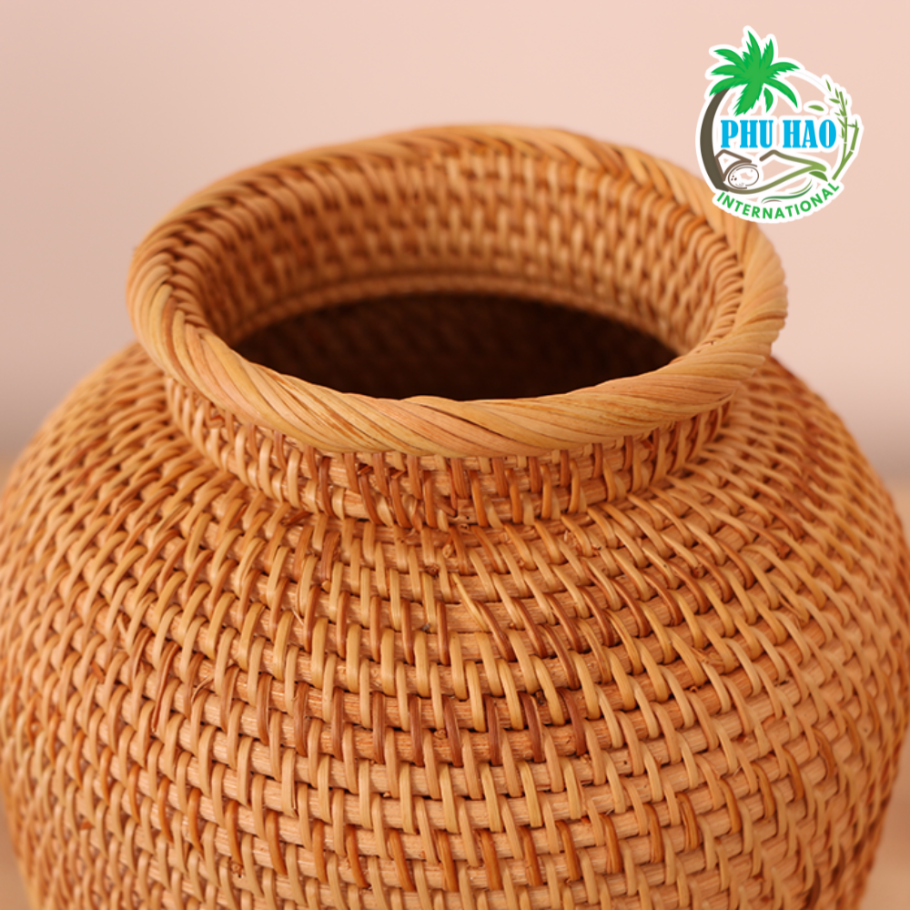 402004 Natural Rattan Vase Perfect For Cozy Living Spaces