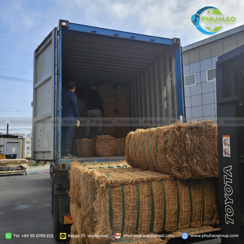 Stuffing 40HC container with compressed coir net export to South Korea bales