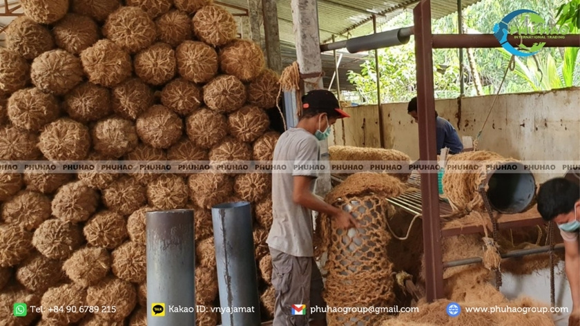 Coir log core-filling and heavy-duty coir netting production at the PHUHAOGROUP plant