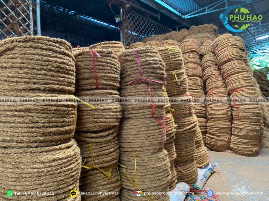 Warehouse stacking to prevent black mold on coir rope